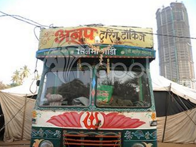 ट्रक की टक्कर से बाइक सवार दंपति की मौत, गुस्साई भीड़ ने ट्रक में आग लगाई truck_bike