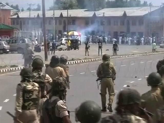 ईद-उल-फितर पर इजरायल के खिलाफ कश्मीर में प्रदर्शन, पुलिस-प्रदर्शनकारी भिड़े protest_in_kashmir