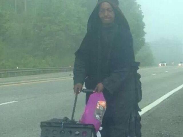 सोशल मीडिया पर चर्चा में है ये रहस्यमयी 'वुमेन इन ब्लैक' Who is the mysterious woman in black walking