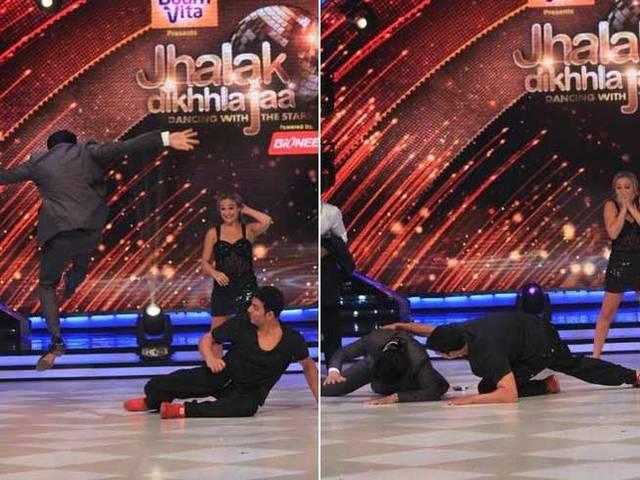 अक्षय ने मनीष पॉल को मारी 'किक' akhshay_kicked_manish_on_jhalak