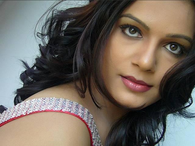 ट्विटर पर अपनी न्यूड तस्वीरें देख चौंक गई अभिनेत्री Actress _finds _nude _pictures _of _herself _on _Twitter