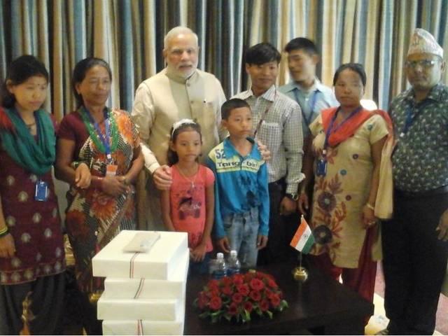 मोदी ने नेपाली युवक को 16 साल बाद उसके परिवार से मिलवाया pm_help_modi_to_met_his_parents
