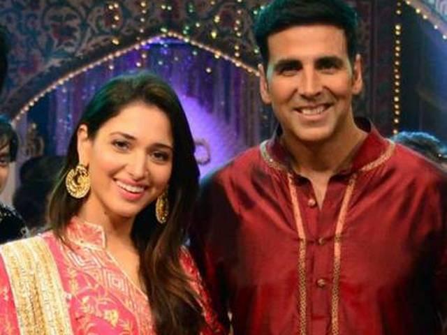 अक्षय ने आवारा कुत्तों के लिए कपड़े नीलाम किए Akshay Kumar_Tamanna Bhatia_Dog_Auction_Clothes_