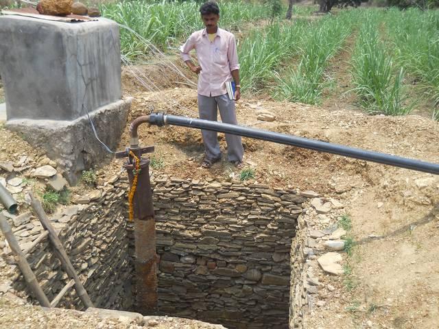 बोरवेल के गड्ढ़े में गिरने से मरी चार साल की बच्ची _Girl _falls _in _bore _well _dies