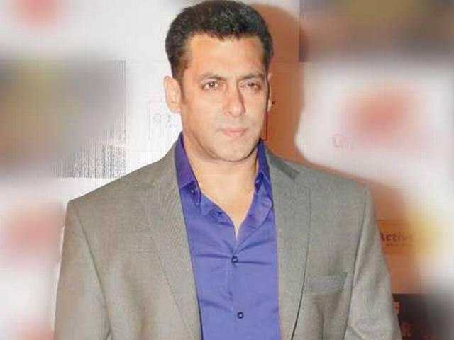 सलमान ने ट्रेलर लांच पर 'बाघ' को दुलारा Salman khan_Tiger_Trailor launch_Bollywood_