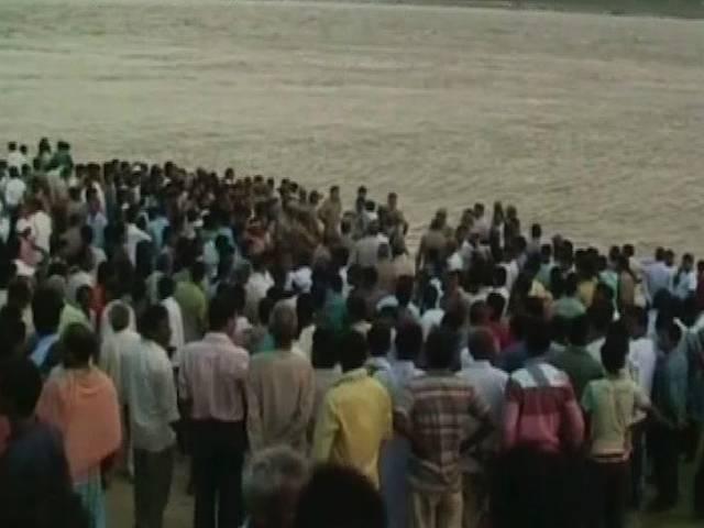 वाराणसी से मिर्जापुर जा रही नाव गंगा डूबी, 40 में से 22 यात्री बचाए गए जबकि 18 अब भी लापता varanasi_boat