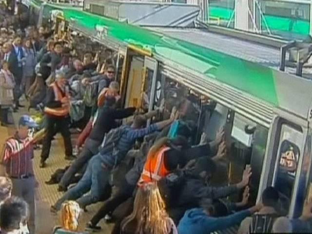 यात्रियों ने ट्रेन को उठाकर एक शख्स के पांव को बाहर निकाला train_austrailia_people