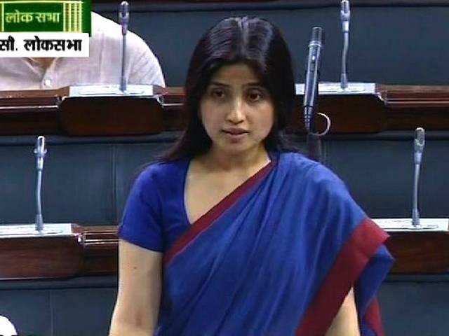 अंग्रेजी का विरोध करने वाले मुलायम की बहू डिंपल यादव अंग्रेजी में बोलीं dimple_mulayam_englisg_hindi