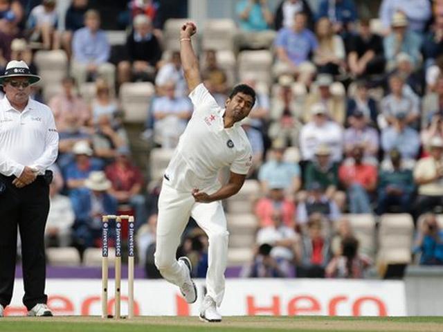 टीम इंडिया के शर्मनाक प्रदर्शन में भी चमके धोनी, ब्रॉड ने भी बनाया रिकॉर्ड 4th Test, Day 1: Facts and Figures