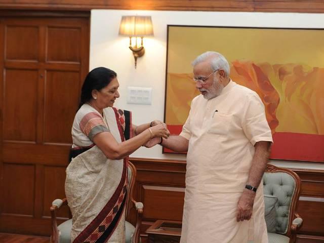 गुजरात की मुख्यमंत्री आनंदीबेन पटेल ने मोदी को राखी बांधी Guj CM meets Modi, ties rakhi