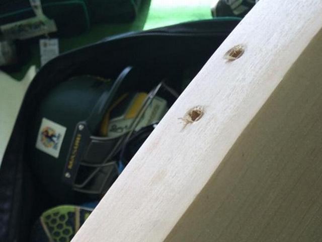 कस्टम अधिकारियों ने बिगाड़ा अंतरराष्ट्रीय क्रिकेटर का बैट International’s bat drilled by customs