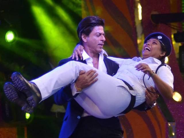 शाहरुख के साथ महिला कॉन्सटेबल के डांस करने पर मचा बवाल female_costable_dance_with_srk