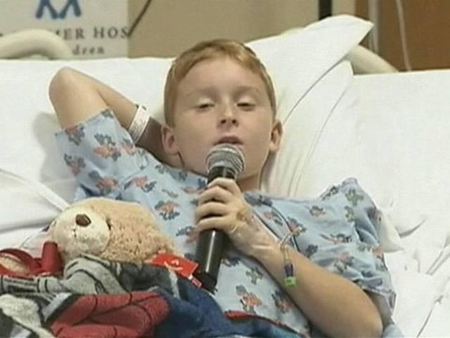 नौ साल के लड़के ने खाली हाथ किया मगरमच्छ से मुकाबला 9-year-old US boy fights off alligator with bare hands!
