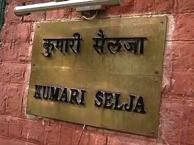 पूर्व मंत्री कुमारी सैलजा के घर हत्या की गुत्थी सुलझी, पुलिस ने नौकर को किया गिरफ्तार delhi police solved the murder mistry