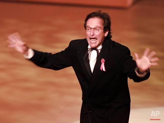 रिपोर्ट में खुलासा- रॉबिन ने पहले कलाई काटी, फिर बेल्ट से फांसी लगा ली Robin Williams cut wrist before hanging himself with belt