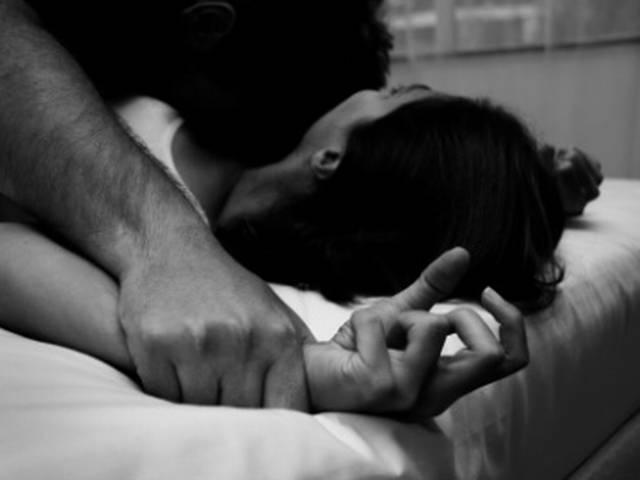 60 लाख नहीं लाने पर दोस्तों के साथ सोने को कहता था पति case of molestation