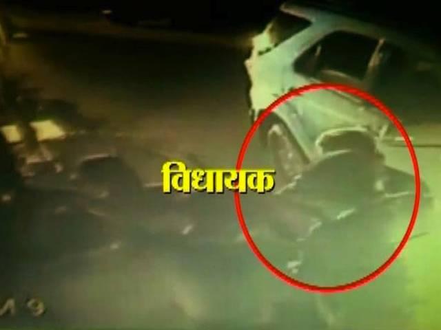 सत्ता का नशा: बीजेपी विधायक पर गुंडागर्दी का आरोप bjp_mla_congress