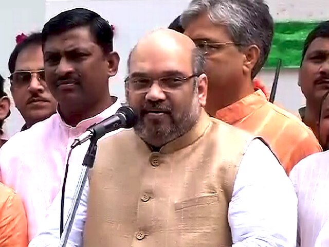 पार्टी कार्यकर्ता ने फहराया झंडा, बीजेपी के लिए बड़ा दिन: शाह amitshah_on_modi