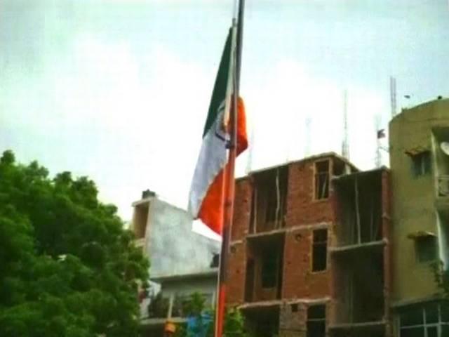 आम आदमी पार्टी के नेता मनीष सिसोदिया ने फहराया उल्टा झंडा aap manish sisodia_aap_flag