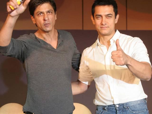 शाहरुख ने ली आमिर के पोस्टर पर चुटकी ,कहा- 'हम भी न्यूड पोस्टर बनाएंगे' SRK jokes at Happy New Year music launch_ on pk-poster
