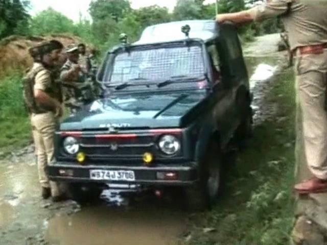 जम्मू कश्मीर के पुलवामा पर BSF की गाड़ी पर हमला, 2 जवान शहीद jammu-kashmir_terrorist attack
