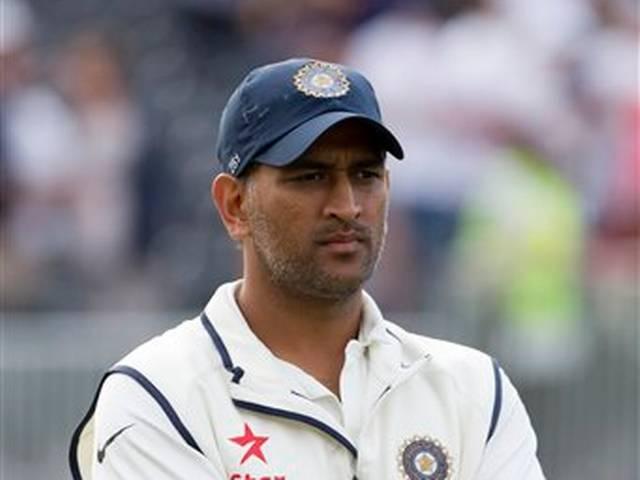 धोनी पर गिरी गाज Dhoni fined with 60 percent match fee for slow over rate