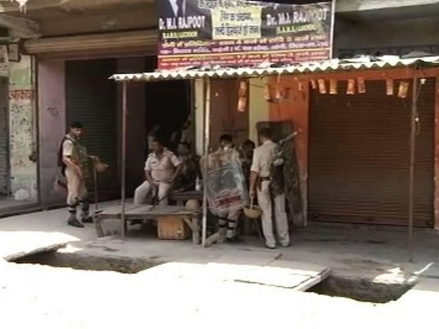 गाजियाबाद के लोनी में बच्ची से छेड़छाड़ पर हंगामा, लोगों ने गाड़ियों में की तोड़फोड़ gaziabad_up police_Chaos