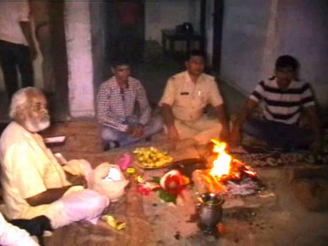 अपराध पर काबू पाने के लिए थाने में हवन up police_police station