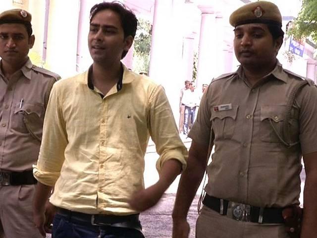 दिल्ली को पुलिस को ये भेजता था पॉर्न वीडियो delhi police_porn video_corruption