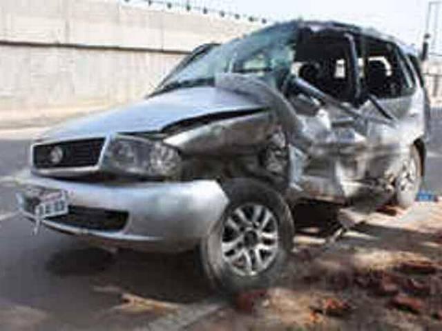 दिल्ली में एसयूवी ने ली रिक्शा चालक की जान delhi_xuv_accident