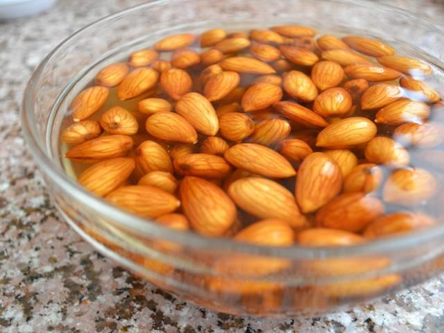 बादाम और ठंडे पानी से करें दिन की शुरुआत cold water and almond can make your day