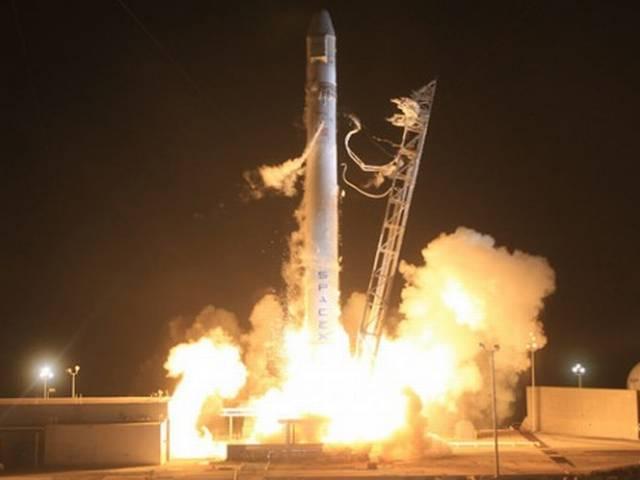 परीक्षण उड़ान के दौरान स्पेस एक्स रॉकेट में विस्फोट Space-X rocket explodes during its test
