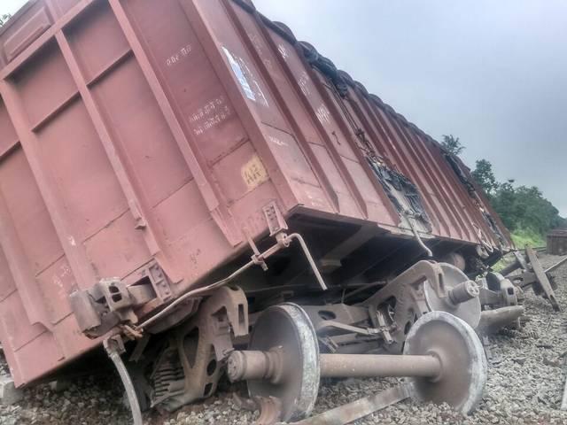 कोंकण रेलवे मालगाड़ी के 7 डब्बे पटरी से उतरे konkad_malgadi