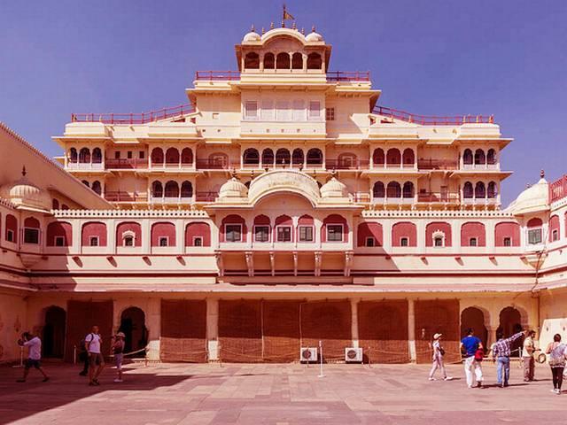ऐतिहासिक सिटी पैलेस में लगी आग city_palace_got_fired