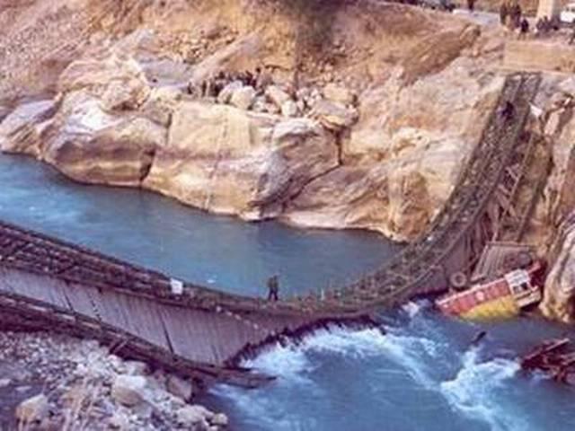 हिमाचल में 100 साल पुराना पुल गिरा himachal_bridge_collapsed