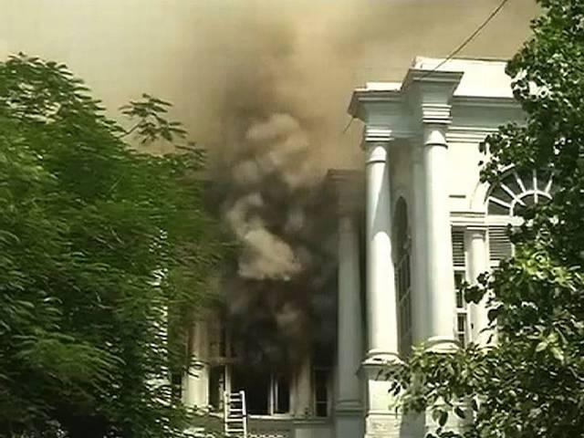 दिल्ली: कनॉट प्लेस में NIIT के ऑफिस में आग, कोई हताहत नहीं Smoke Billows Into Delhi Sky, As Officials say Fire is Under Control