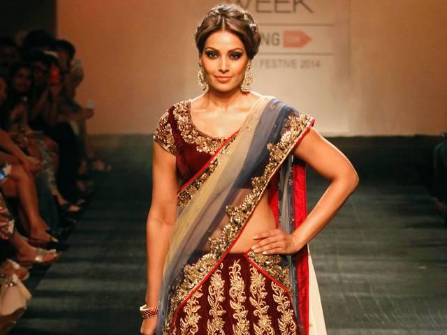 दीया, बिपाशा से दोस्ती परिधानों से परे: फड़नीस Bipasha Basu, Dia Mirza walk the ramp for friend and designer Vikram Phadnis