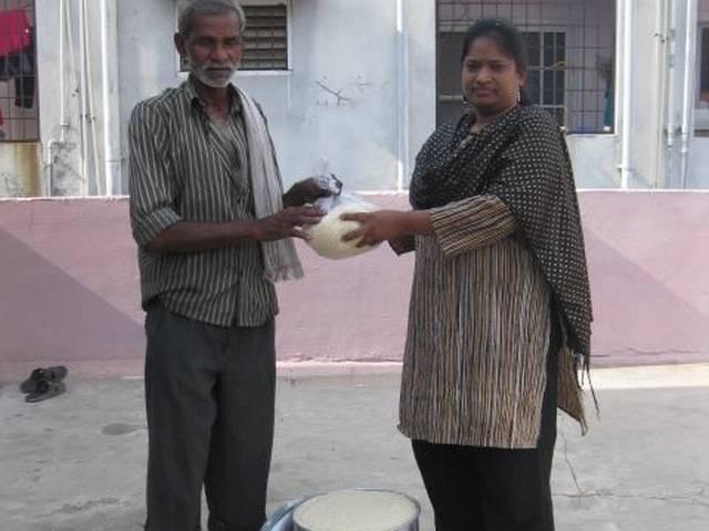 देसी चैलेंज 'राइस बकेट चैलेंज' भी हो रहा है वायरल Now Rice Bucket Challenge goes viral
