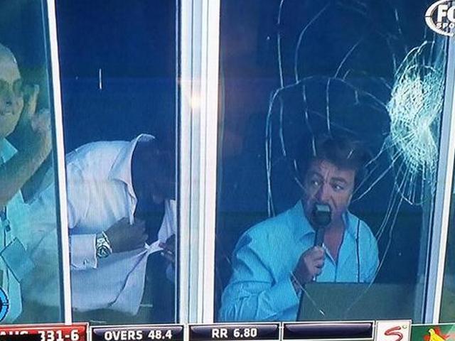 जॉनसन के बल्ले का कमाल, टूट गई कमेन्टरी बॉक्स की खिड़की Mitchell Johnson breaks commentary box window