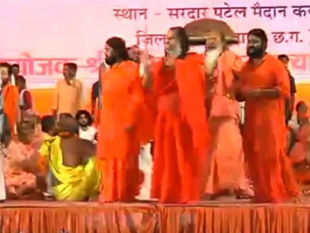 धर्म संसद में मंच से उतारा गया साईं भक्त, मंदिरों से साईं की मूर्तियों को हटाने का ऐलान dharm sansad_shankaracharya_sai baba