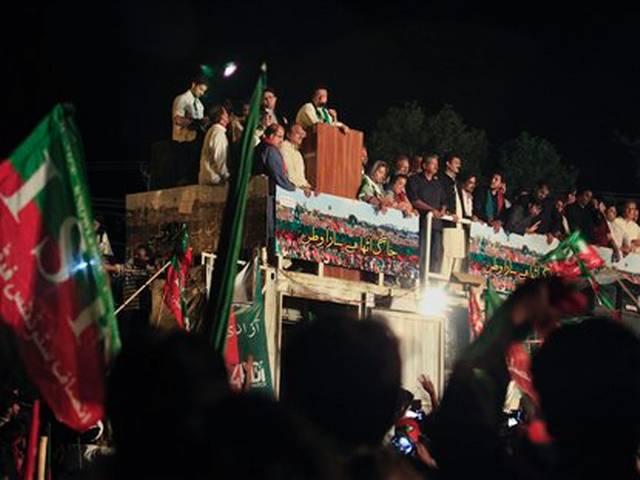 48 घंटे में सदन खाली करें सांसद: कादरी Tahir Ul Qadri issues 48 hours ultimatum for vacating Pakistani parliament
