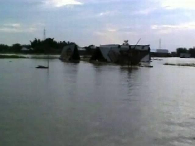 बाढ़ राहत शिविरों में शर्मनाक स्थिति से जूझ रही महिलाएं women in Bihar facing the worst after flood
