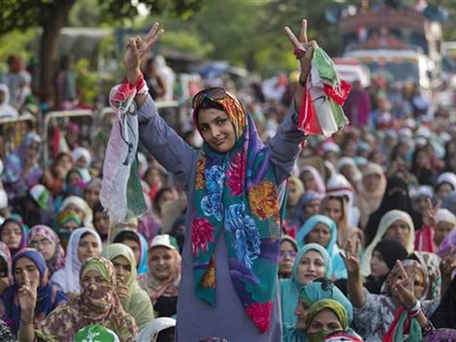 प्रदर्शनकारियों और पीएम शरीफ के बीच आऐंगे पाक सेना प्रमुख शरीफ Pakistani army chief Raheel Sharif to mediate between government and protesters