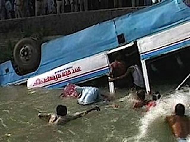 चुनाव ड्यूटी की बस पलटी, 17 महिला पुलिसकर्मी घायल चुनाव ड्यूटी की बस पलटी, 17 महिला पुलिसकर्मी घायल