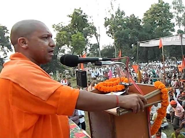 देश में हिंदू-मुस्लिम के नाम पर कौन माहौल बिगाड़ रहा है? Yogi Adityanath controversial statement and reaction