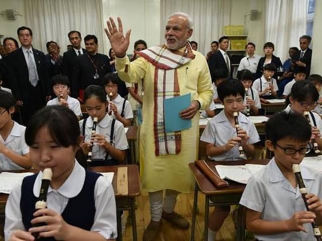 मोदी ने किया स्कूल का दौरा, भारत में जापानी भाषा पढ़ाने के लिए मांगी मदद modi_japan_school