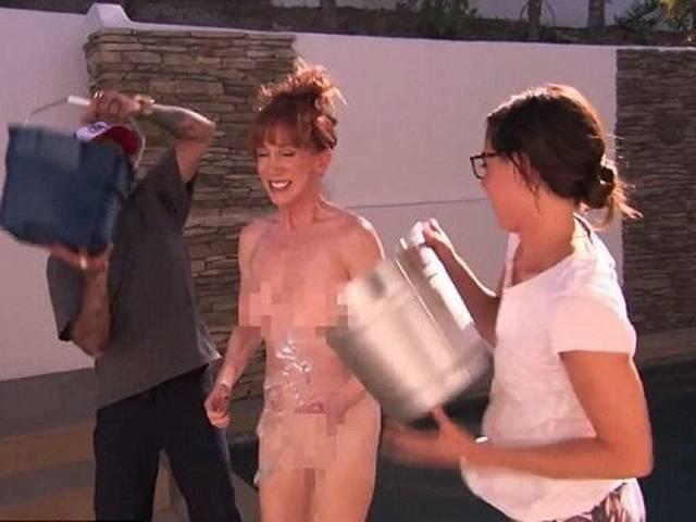 अभिनेत्री ने पूरी तरह न्यूड होकर पूरा किया आइस बकैट चैलेंज Kathy Griffin, 53, Does ALS Ice Bucket Challenge Naked