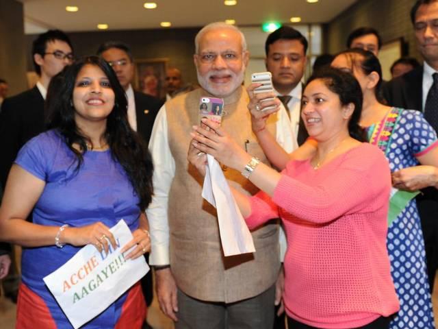 जापान में दिखा मोदी का मस्त अंदाज, ड्रमर के साथ की जुगलबंदी, सेल्फी लेने की मची होड़ Girls crowd for selfies with PM Modi, Musical Modi: After flute, PM takes on drumming in Japan