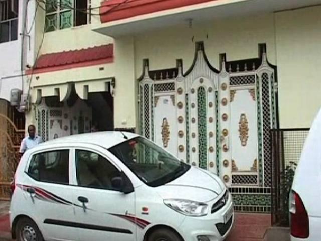 एक चपरासी के पास हैं छह आलीशान मकान, दो लग्जरी गाड़ियां और बहुत कुछ peon have crores property