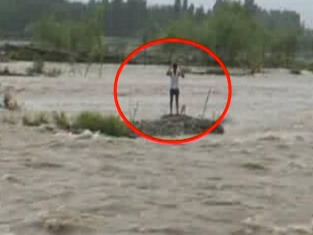 कश्मीर: पांच घंटे के रेस्क्यू ऑपरेशन के बाद तेज धार में फंसे युवक को बचाया गया manzur_ahamed_flood_saved